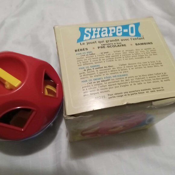 Vintage Tupperware Shape-O red and blue ball with yellow blocks in the box - Picture 4 of 5